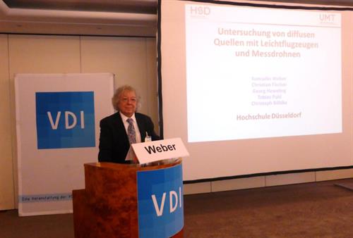 Prof. Weber bei der VDI-Fachtagung „Diffuse Emissionen” in Frankfurt. (Foto: HSD)